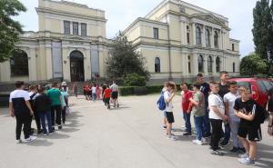 Foto: Dž. K. / Radiosarajevo.ba /  Osnovci iz Gračanice posjetili Zemaljski muzej